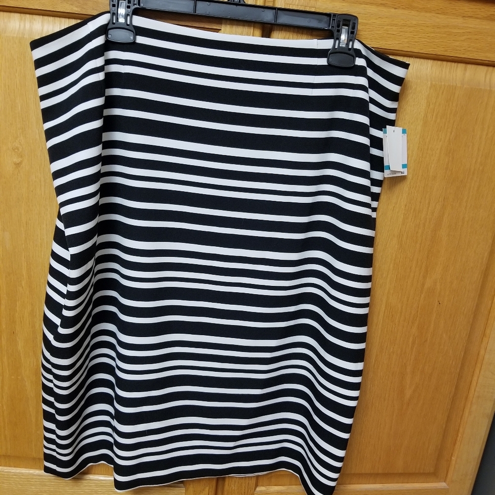 NEW With TAGS Kasper Black and White Striped Women's Skirt Size 16
